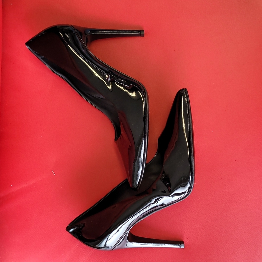 Angela Mitchell VASARIAH Pump